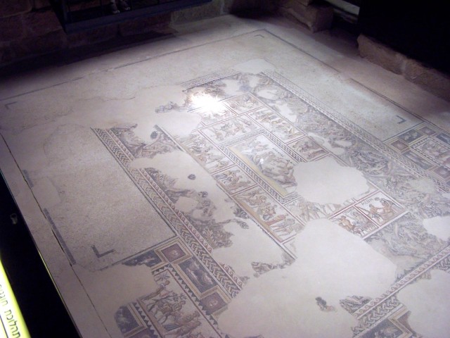 Zippori - Citadel room with "triclenium" and mosaic surround