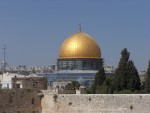 Above the Western Wall,  the Dome of the Rock reminds all of the posession of the Temple Mount by Islam.